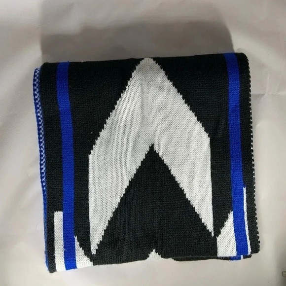 Express Chevron Knitted Oblong Scarf - Picture 3 of 5